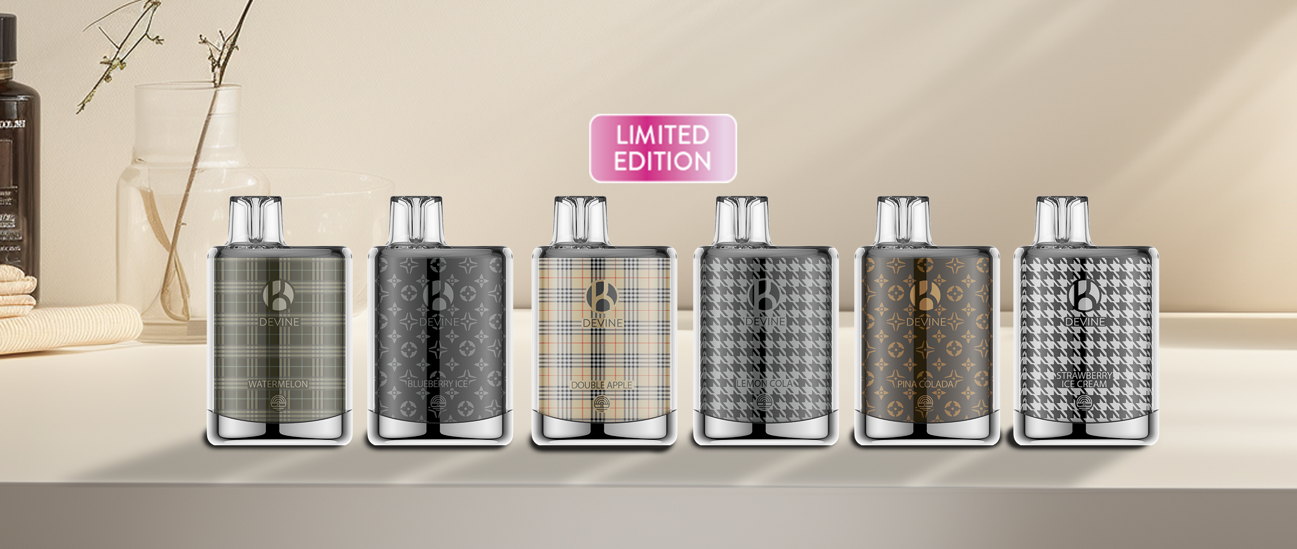 Sechs stylisch designte DEVINE E-Zigaretten als Limited Edition auf beigem Hintergrund. Sorten von links nach rechts: Watermelon im grünen Karomuster, Blueberry Ice in Schwarz mit hellen Symbolen, Double Apple im beigen Burberry-Stil, Lemon Cola im Hahnentritt-Muster, Piña Colada in Braun mit goldenen Symbolen, Strawberry Ice Cream im silbergrauen Hahnentritt-Design.