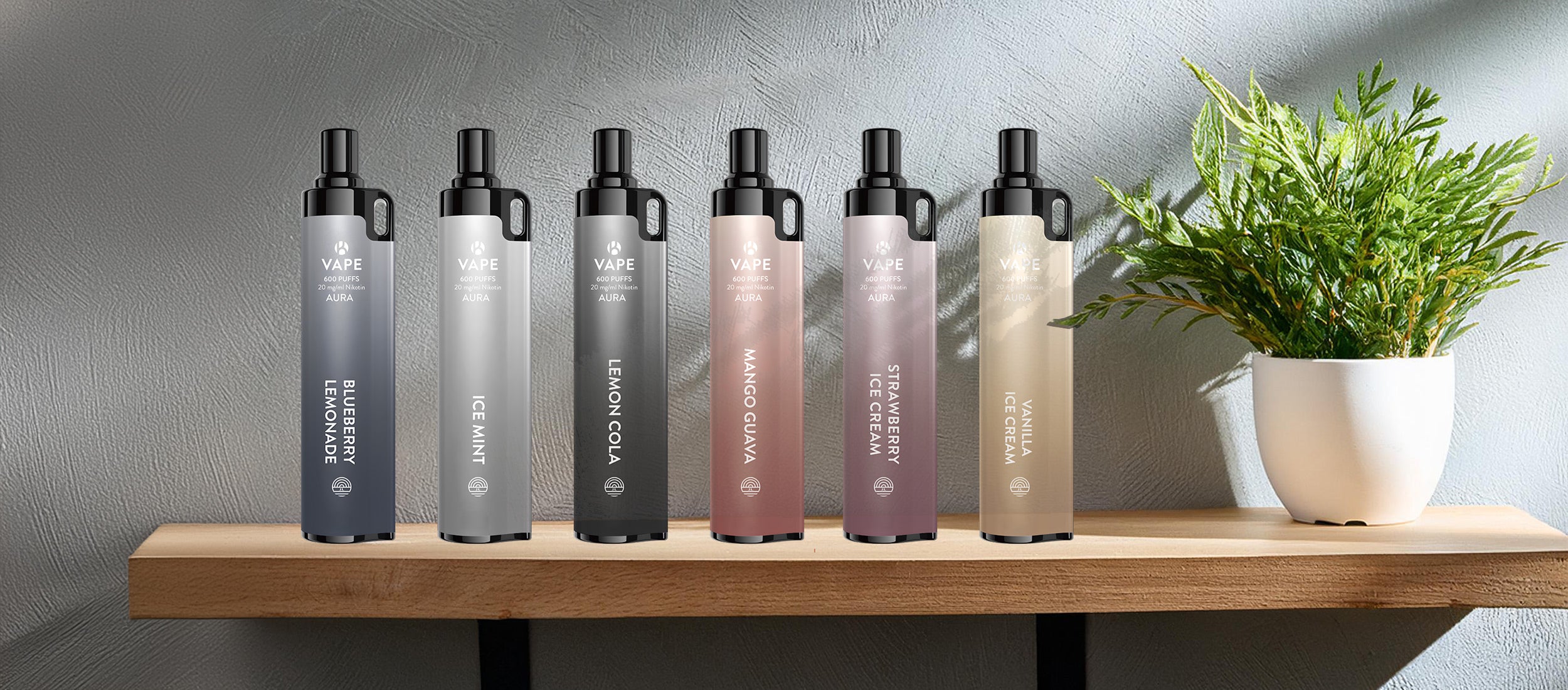 Sechs AURA E-Zigaretten nebeneinander auf einem Holzbrett vor grauer Wand, jeweils mit 600 Zügen: Blueberry Lemonade in Blau, Ice Mint in Hellgrau, Lemon Cola in Dunkelgrau, Mango Guava in Rosa, Strawberry Ice Cream in Violett und Vanilla Ice Cream in Cremefarben.