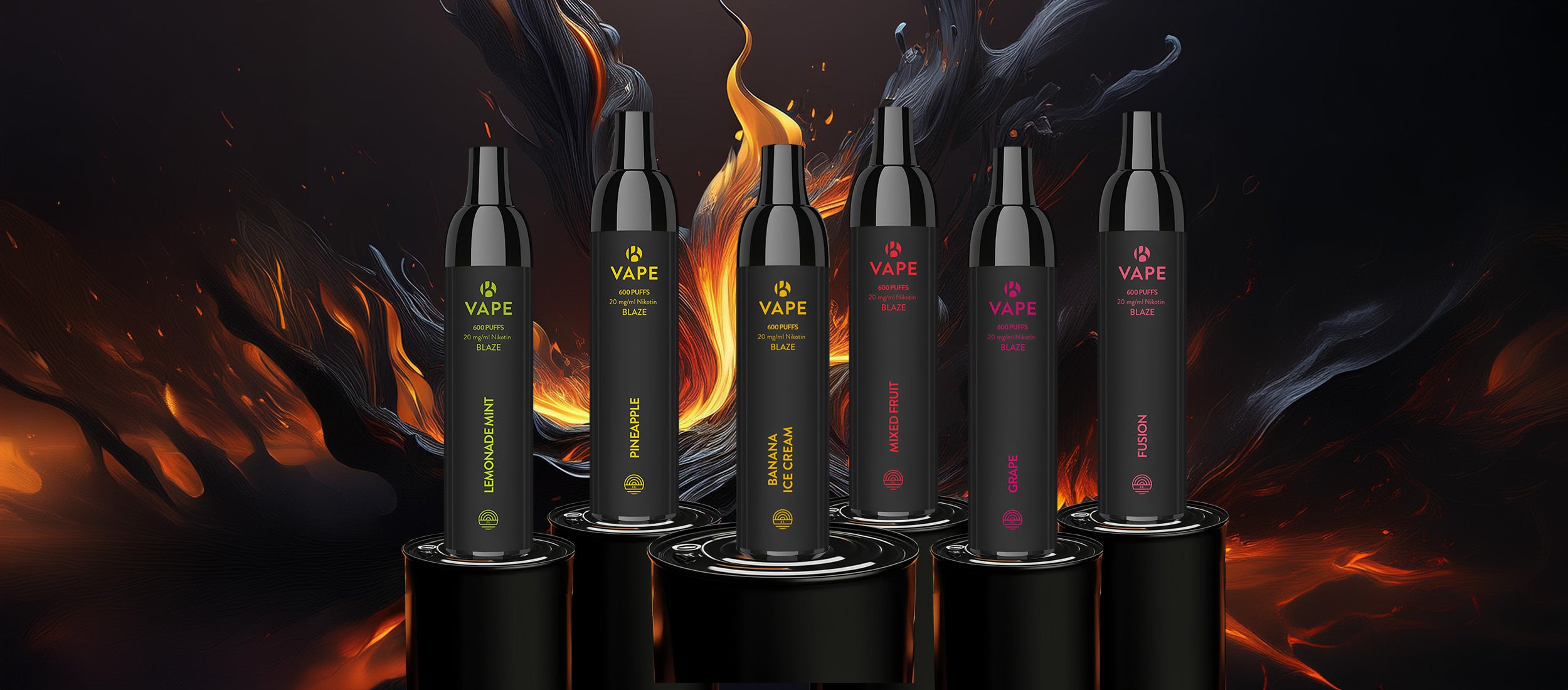 Sechs schwarze BLAZE E-Zigaretten mit 600 Zügen auf Podesten vor feurigem Hintergrund, Sorten von links nach rechts: Lemonade Mint, Pineapple, Banana Ice Cream, Mixed Fruit, Grape und Fusion.